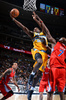 12-13NBAは1日、各地で試合が行われ、ロサンゼルス・クリッパーズ（Los Angeles Clippers）は78-92でデンバー・ナゲッツ（Denver Nuggets）に敗れ、2013年最初の試合で連勝は17で止まった。

ロサンゼルス・クリッパーズのラマー・オドム（Lamar Odom）をかわし得点を狙うデンバー・ナゲッツのケネス・フェリード（Kenneth Faried、2013年1月1日撮影）。(c)AFP/Getty Images/NBAE/Garrett W. Ellwood