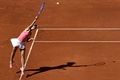 テニス、マドリード・オープン、女子シングルス3回戦。サーブを打つマリア・シャラポワ（2015年5月6日撮影）。(c)AFP/GERARD JULIEN