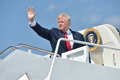 17日間の休暇を過ごす米ニュージャージー州に向かうため、米メリーランド州のアンドルーズ空軍基地で大統領専用機「エアフォースワン」に搭乗するドナルド・トランプ大統領（2017年8月4日撮影）。(c)AFP/Nicholas Kamm
