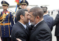 エジプト・カイロ（Cairo）に到着したイランのマフムード・アフマディネジャド（Mahmoud Ahmadinejad）大統領（左）を歓迎するエジプトのムハンマド・モルシ（Mohamed Morsi）大統領（2013年2月5日撮影）。(c)AFP/HO/IRANIAN PRESIDENT OFFICE