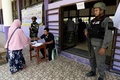 タイ南部ナラティワット県の投票所で警備に当たる兵士（2019年3月24日撮影）。(c)AFP/Madaree TOHLALA