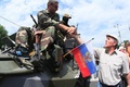 ウクライナ東部ドネツク（Donetsk）市で親ロシア派の戦闘員らが行ったドネツクとルガンスク（Lugansk）両州の「独立」を記念するパレードで、戦闘員を歓迎する親露派の住民（2014年5月25日撮影）。(c)AFP/ALEXANDER KHUDOTEPLY