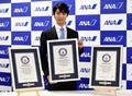 東京都内で行われた授与式でギネス世界記録公式認定証を受け取る羽生結弦（2016年8月22日）。(c)AFP/TORU YAMANAKA