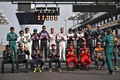 22F1第22戦アブダビGP決勝。レース前の写真撮影に姿を見せたアストンマーティンのセバスチャン・ベッテル（右手前、2022年11月20日撮影）。(c)Ben Stansall/ AFP