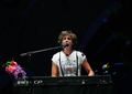 レバノンの首都ベイルート（Beirut）でパフォーマンスを披露する、人気歌手ミーカ（Mika、2008年7月27日撮影）。(c)AFP/ANWAR AMRO