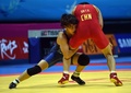 第17回アジア競技大会（17th Asian Games、Asiad）レスリング女子48キロ級決勝。孫亜楠（Sun Yanan、右）と対戦する登坂絵莉（Eri Tosaka、2014年9月27日撮影）。(c)AFP/INDRANIL MUKHERJEE