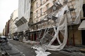 フランス北部を襲った冬の嵐「エレノア」による強風で損壊したパリ17区の建物の足場（2018年1月3日撮影）。(c)AFP PHOTO / STEPHANE DE SAKUTIN