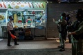 香港・旺角地区で行われた抗議デモで、歩行者を止める警官（右、2020年6月12日撮影）。(c)ISAAC LAWRENCE / AFP