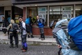 富士山の山梨県側にある吉田ルート5号目に設置された受付窓口で通行料を払う登山客（2024年7月1日撮影）。(c)Philip FONG / AFP