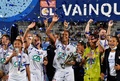 サッカーフランス杯女子決勝、オリンピック・リヨン対パリ・サンジェルマン。優勝を喜ぶオリンピック・リヨンの選手（2020年8月9日撮影）。(c)Philippe DESMAZES / AFP