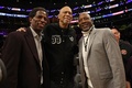 22-23NBA、ロサンゼルス・レイカーズ対オクラホマシティ・サンダー。観戦に訪れた元NBA選手の（左から）A・C・グリーン氏、カリーム・アブドゥル・ジャバー氏、ジェームズ・ウォージー氏（2023年2月7日撮影）。(c)Harry How/Getty Images/AFP