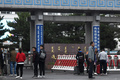 中国・内モンゴル自治区通遼の学校に戻った生徒らと校門外で待つ保護者ら。新カリキュラムに反対し、学校を約1週間ボイコットした（2020年9月10日撮影）。(c)NOEL CELIS / AFP