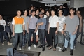 都内・「ジースターロウ（G-STAR RAW）」渋谷店で開催された「G-STAR RAW×TOMOKI SUKEZANE」のローンチパーティに出席したファッション・ディレクターの祐真朋樹（Tomoki Sukezane、中央）とメンズノンノのモデル（2012年9月5日撮影）。(c)G-STAR RAW