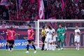 サッカー国際親善試合、セレッソ大阪対パリ・サンジェルマン。セレッソ大阪の香川真司（写真外）のゴールが決まった後、主審に詰め寄るパリ・サンジェルマンの選手（2023年7月28日撮影）。(c)PAUL MILLER / AFP