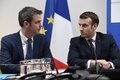フランス・パリで、保健省での会合に出席したエマニュエル・マクロン大統領（右）とオリビエ・ベラン連帯・保健相（左、2020年3月3日撮影）。(c)Bertrand GUAY / various sources / AFP