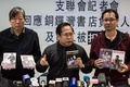 香港で、出版社の社員5人の失踪に抗議して記者会見する香港民主党の何俊仁主席（中央）ら民主派グループ（2016年1月3日撮影）。(c)AFP/ANTHONY WALLACE