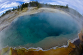 米イエローストーン国立公園（Yellowstone National Park）内にある地熱プール。

1872年に米国初の国立公園として設立されたイエローストーンには、1万を超える間欠泉や泥間欠泉、蒸気孔、温泉がある。ワイオミング（Wyoming）、モンタナ（Montana）、アイダホ（Idaho）の3州にまたがり、公園名はイエローストーン川（Yellowstone River）にちなんでいる（2012年10月8日撮影）。(c)AFP/Karen BLEIER