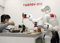 2007年11月27日、都内の早稲田大学（Waseda University）の研究所で公開された人間型介助ロボット「TWENDY-ONE」。(c)AFP/Yoshikazu TSUNO