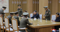 北朝鮮国内の非公開の場所で、国防・安全保障関連の会議に出席する金正恩（キム・ジョンウン）朝鮮労働党総書記（中央、2024年10月14日撮影、15日公開）。(c)AFP PHOTO/KCNA VIA KNS