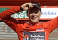 第68回ブエルタ・ア・エスパーニャ（68th Vuelta a Espana）、第3ステージ（ビゴからミラドール・デ・ロベイラ/バラガルシア・デ・アロウサ、184.8キロメートル）。ステージ制覇で総合首位に立ち、表彰式に臨むレディオシャック・レオパード（RadioShack Leopard）のクリス・ホーナー（Chris Horner、2013年8月26日撮影）。(c)AFP/MIGUEL RIOPA