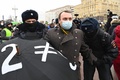 ロシア・モスクワで、アレクセイ・ナワリヌイ氏の釈放を求めるデモに先がけ拘束された男性（2021年1月23日撮影）。(c)Kirill KUDRYAVTSEV / AFP
