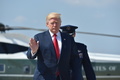 17日間の休暇を過ごす米ニュージャージー州に向かうため、米メリーランド州のアンドルーズ空軍基地で大統領専用機「エアフォースワン」に向かって歩くドナルド・トランプ大統領（2017年8月4日撮影）。(c)AFP/Nicholas Kamm