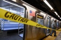 米ニューヨークの地下鉄駅に張られた注意を促すテープ（2020年4月29日撮影）。(c)Angela Weiss / AFP