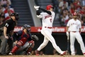 19MLB、ロサンゼルス・エンゼルス対クリーブランド・インディアンス。本塁打を打つロサンゼルス・エンゼルスの大谷翔平（2019年9月11日撮影）。(c)Sean M. Haffey/Getty Images/AFP