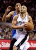 13-14NBAプレーオフ・ウエスタンカンファレンス決勝（7回戦制）、サンアントニオ・スパーズ（San Antonio Spurs）対オラホマシティ・サンダー（Oklahoma City Thunder）第2戦。オラホマシティ・サンダーのタボー・セフォロシャ（Thabo Sefolosha、奥）をかわすサンアントニオ・スパーズのトニー・パーカー（Tony Parker、2014年5月21日撮影）。(c)AFP/Getty Images/Ronald Martinez