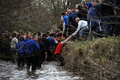 英イングランド中部ダービーシャー（Derbyshire）州アッシュボーン（Ashbourne）で21日から2日間、恒例のフットボール大会、｢ロイヤル・シュローブタイド・フットボール（Royal Shrovetide Football）｣が行われた。
　
　毎年、キリスト教「灰の水曜日（Ash Wednesday）」に行われる、このフットボール大会は、町全体をピッチに見立て、約5キロ離れたゴールを目指し、数千人の住民がひとつのボールを追いかけて町中を走り回る豪快なスポーツで、数世紀をさかのぼる伝統を持つ。

　アッシュボーンの住民たちは、街の真ん中を流れるヘンモア（Henmore）川を境に、｢アッパーズ（Up’ards、上手チーム）｣と｢ダウナーズ（Down’Ards、下手チーム）｣に別れて試合を行う。

　写真は、ボールを追いかける参加者たち（2012年2月21日撮影）。(c)AFP/PAUL ELLIS