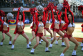 パフォーマンスを披露するチアリーダーたち。(c)AFP/Getty Images/Frederic J. BROWN