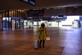 中国・武漢の駅に到着した利用客（2020年1月23日撮影）。(c)HECTOR RETAMAL / AFP