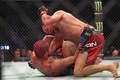 総合格闘技イベント「UFC 280」、バンタム級5分3ラウンド。対戦するピョートル・ヤン（右）とショーン・オマリー（2022年10月22日撮影）。(c)Giuseppe CACACE/ AFP