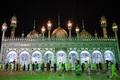 パキスタンのモスクで、祈りをささげるイスラム教の信者ら（2021年5月5日撮影）。(c)Aamir QURESHI / AFP
