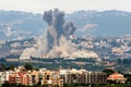 レバノン南部で、イスラエル軍の空爆によって立ち上る煙（2024年10月7日撮影）。(c)KAWNAT HAJU / AFP