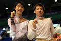13-14フィギュアスケートグランプリGPシリーズ第2戦、スケート・カナダ（2013 Skate Canada International）男子シングル・フリースケーティング（FS）。表彰式でメダルを手にポーズをとる羽生結弦（Yuzuru Hanyu）と織田信成（Nobunari Oda、2013年10月26日撮影）。(c)AFP/Getty Images/
