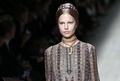 フランス・パリ市内で発表された「ヴァレンティノ（VALENTINO）」14年春夏コレクション（2013年10月1日撮影）。(c)AFP/PATRICK KOVARIK