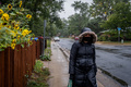 米コロラド州ボルダーで、雪の中を歩く女性（2020年9月8日撮影）。(c)Eli IMADALI / AFP