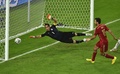 サッカーW杯ブラジル大会（2014 World Cup）グループB、スペイン対チリ。シュートを外すスペインのセルヒオ・ブスケッツ（Sergio Busquets、右、2014年6月18日撮影）。(c)AFP/YASUYOSHI CHIBA