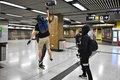 香港・九龍の黄大仙駅構内を破壊するデモ隊（2019年10月7日撮影）。(c)Philip FONG / AFP