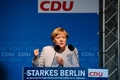 ドイツの首都ベルリンの市議会選に向けた与党・キリスト教民主同盟（CDU）の会議で演説するアンゲラ・メルケル首相（2016年9月14日撮影）。(c)AFP/TOBIAS SCHWARZ
