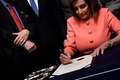 米首都ワシントンで、ドナルド・トランプ大統領の弾劾訴追決議に署名するナンシー・ペロシ下院議長（2020年1月15日撮影）。(c)Brendan Smialowski / AFP