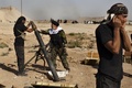 イラク北部サラハディン（Salaheddin）州ツズフルマツ（Tuz Khurmatu）で起きたイスラム教スンニ派（Sunni）の過激派組織「イスラム国（Islamic State、IS）」との激しい衝突で、迫撃砲の発射を準備するシーア派（Shiite）民兵（2014年8月31日撮影）。(c)AFP/JM Lopez
