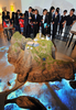 韓国・ソウル（Seoul）にオープンした「独島体験館（Dokdo Museum Seoul）」の開館式の中で、竹島（Takeshima、韓国名・独島、Dokdo）のミニチュア展示を見る来館者ら（2012年9月14日撮影）。(c)AFP/JUNG YEON-JE