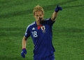2010年サッカーW杯南アフリカ大会（%%2010 World Cup%%）1次リーグE組、デンマーク対日本。日本は3-1で勝利し、勝ち点6（2勝1敗）の同組2位で決勝トーナメントに進んだ。日本の決勝トーナメント進出は、自国開催以外のW杯では初めて。写真は前半17分に先制点を決めて喜ぶ日本の本田圭佑（%%Keisuke Honda%%）。（2010年6月24日撮影）(c)AFP/PEDRO UGARTE