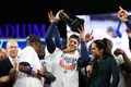22MLB、ア・リーグ優勝決定シリーズ（7回戦制）、ニューヨーク・ヤンキース対ヒューストン・アストロズ。シリーズ最優秀選手（MVP）に選出されたヒューストン・アストロズのジェレミー・ペーニャ（中央、2022年10月23日撮影）。(c)Elsa/Getty Images/AFP