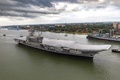 インド南部ケララ州コチを出港する国産空母「ビクラント」。インド海軍提供（2021年8月4日撮影、公開）。(c)AFP PHOTO /Indian Navy