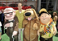ピクサー（Pixar）の新作アニメ『カールじいさんの空飛ぶ家（Up）』のプレミア上映会が16日、米カリフォルニア州（California）ロサンゼルス（Los Angeles）のエル・キャピタン（El Capitan）劇場で開催され、主要キャラクターたちが集合した。写真は、ピート・ドクター（Pete Docter）監督とポーズを取るキャラクターたち（2009年5月16日撮影）。(c)AFP/Getty Images/Kevin Winter