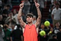 男子テニス、上海マスターズ、シングルス3回戦。勝利を喜ぶカルロス・アルカラス（2024年10月6日撮影）。(c)Hector RETAMAL/ AFP