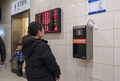 中国河南省鄭州の地下鉄駅で、顔認証を使った自動トイレットペーパー配布機器の前に立つ女性。その左上に設置されているのはどの個室が使用中かを示すスクリーン（2019年2月25日撮影）。(c)AFP